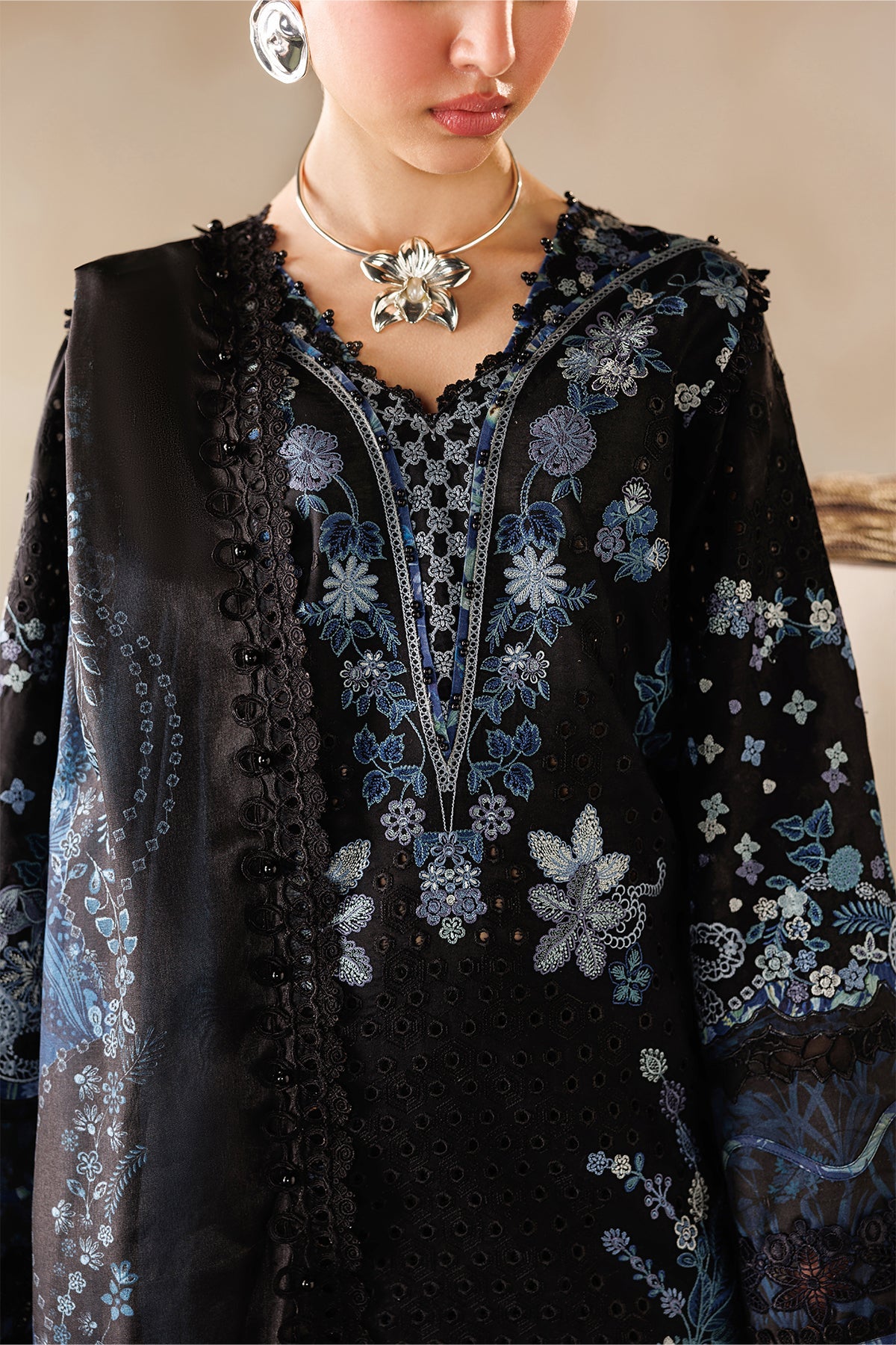 Baroque EL26-D08 floral embroidery fashion detail