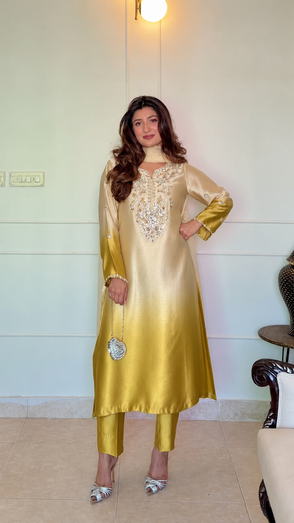 UHK – Shehnai Festive Gulrang – Gold Ombré 3-Piece front, complete model photograph